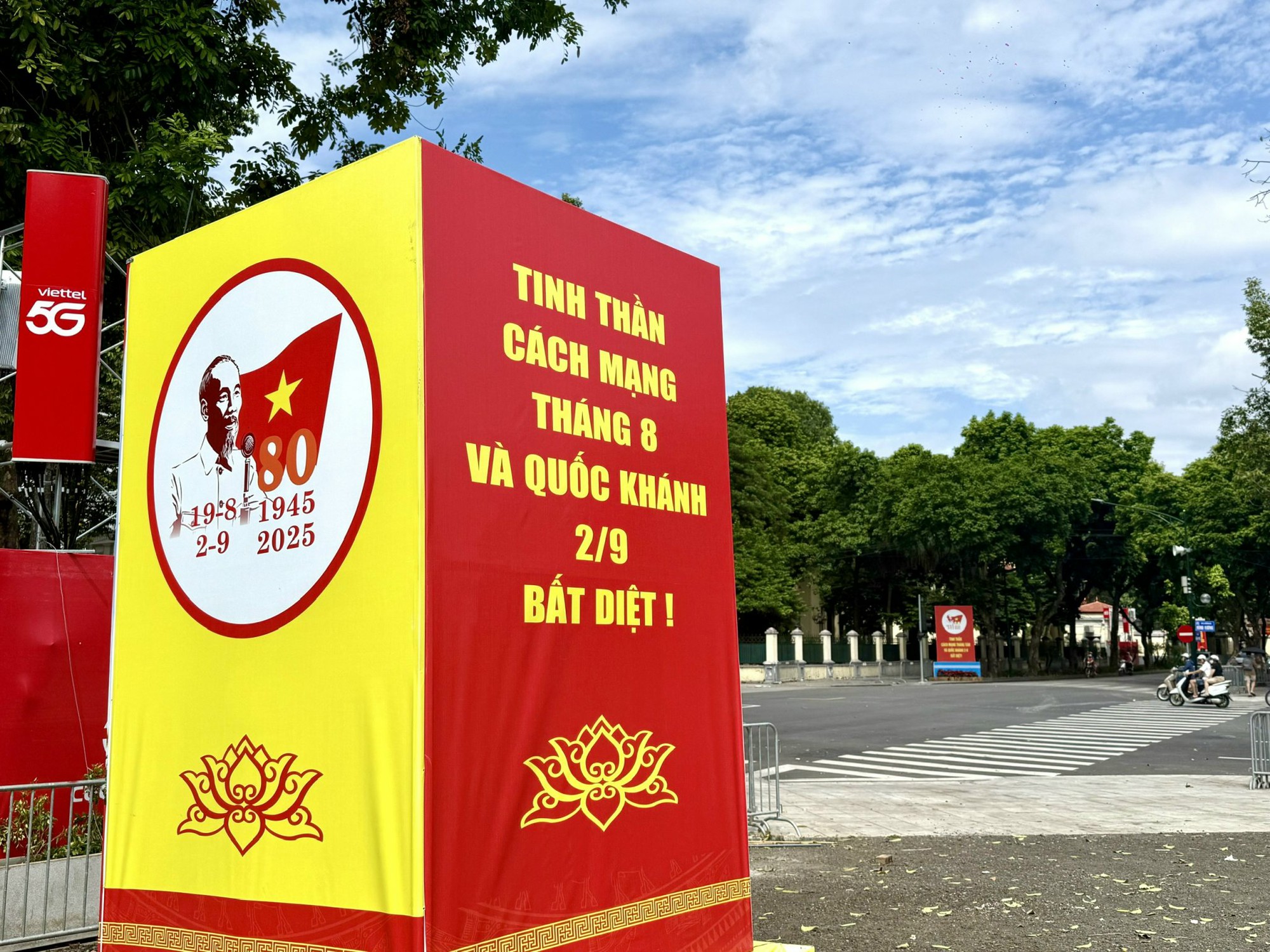 Đường phố Hà Nội rực rỡ sắc cờ hoa chào mừng Quốc khánh 2/9- Ảnh 12. Đường phố Hà Nội rực rỡ sắc cờ hoa chào mừng Quốc khánh 2/9- Ảnh 12.