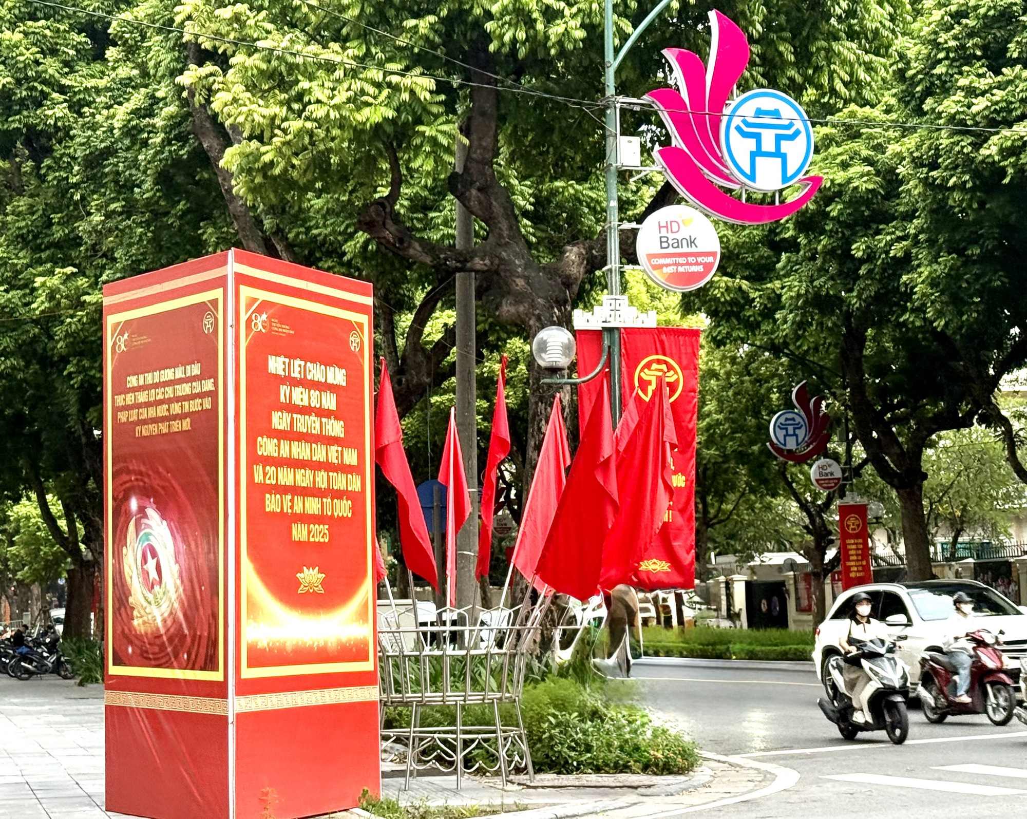 Đường phố Hà Nội rực rỡ sắc cờ hoa chào mừng Quốc khánh 2/9- Ảnh 11. Đường phố Hà Nội rực rỡ sắc cờ hoa chào mừng Quốc khánh 2/9- Ảnh 11.