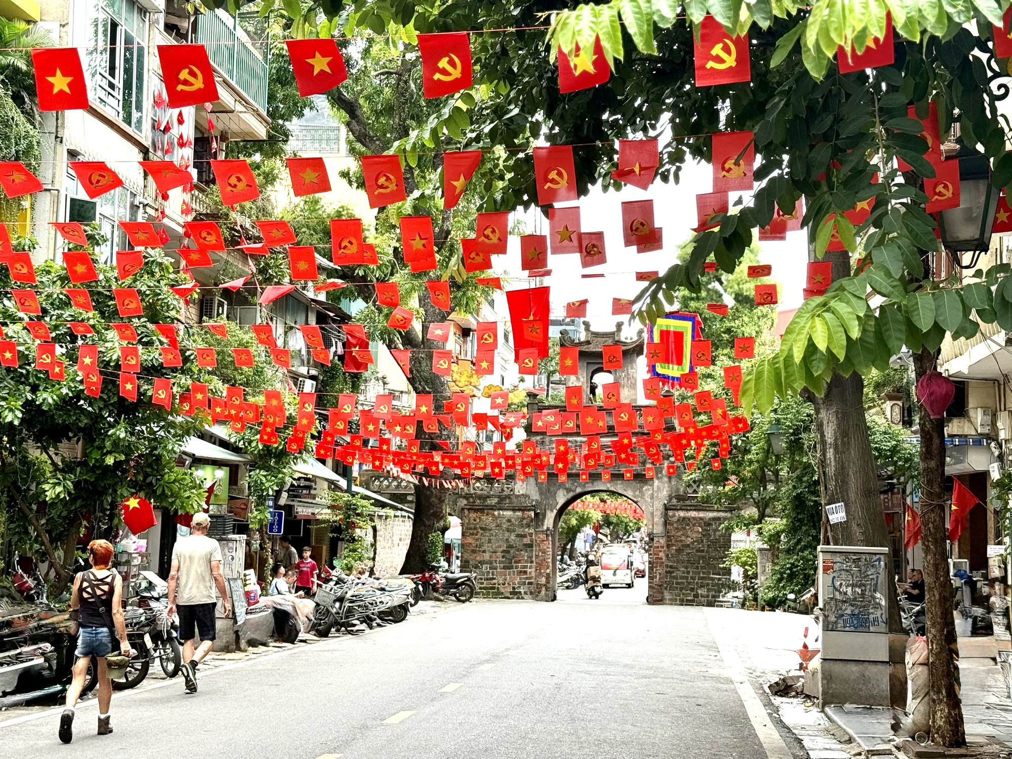 Đường phố Hà Nội rực rỡ sắc cờ hoa chào mừng Quốc khánh 2/9- Ảnh 5. Đường phố Hà Nội rực rỡ sắc cờ hoa chào mừng Quốc khánh 2/9- Ảnh 5.