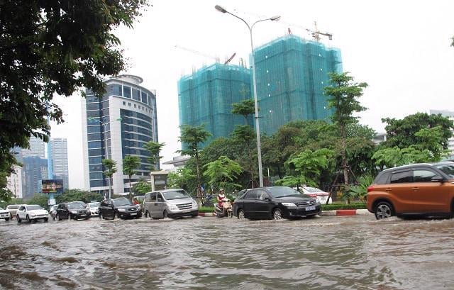 Hà Nội điều chỉnh giao thông để lắp đặt hệ thống thoát nước đường Võ Chí Công- Ảnh 1.