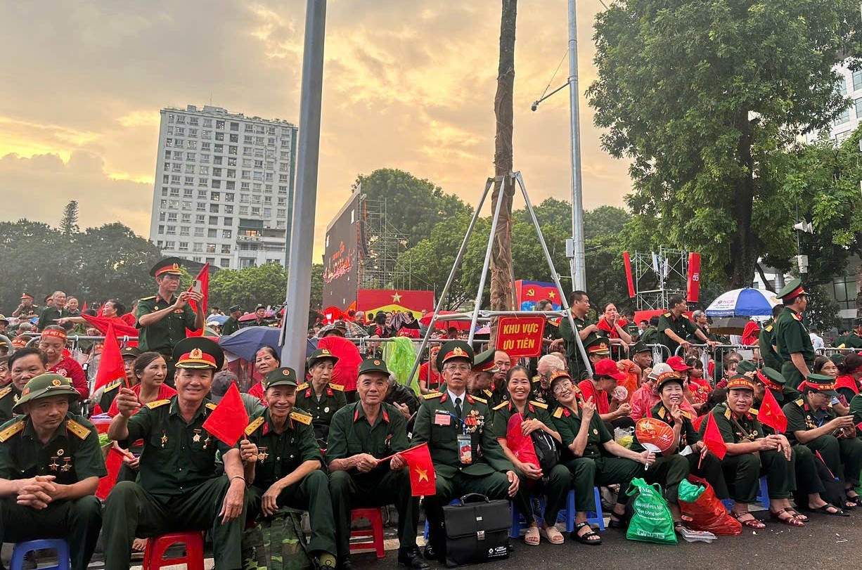Hà Nội bố trí 8.000 chỗ ngồi ưu tiên cho cựu chiến binh xem diễu binh, diễu hành- Ảnh 2. Hà Nội bố trí 8.000 chỗ ngồi ưu tiên cho cựu chiến binh xem diễu binh, diễu hành- Ảnh 2.