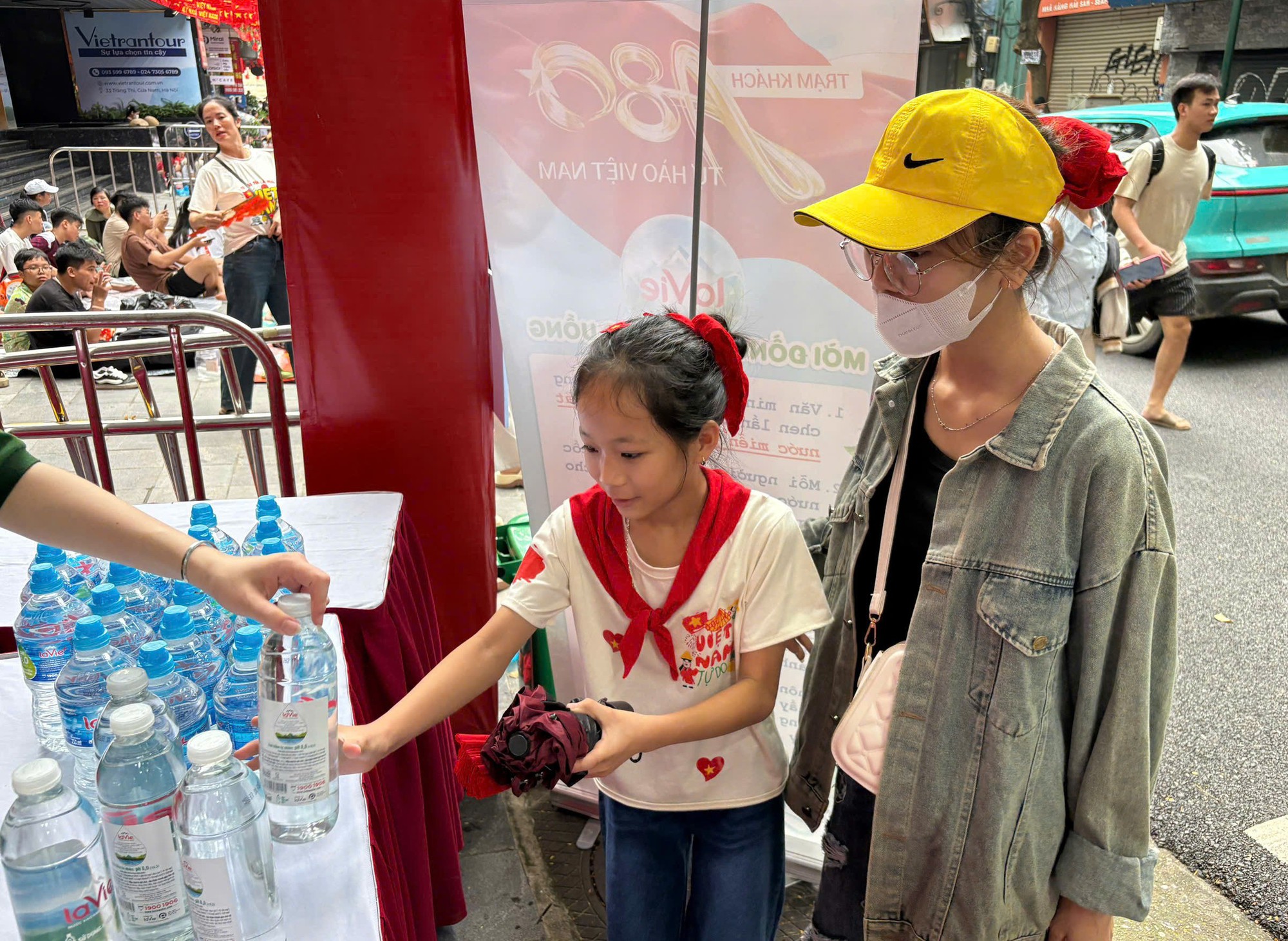 Hà Nội triển khai 15 ‘Trạm khách: A80 Tự hào Việt Nam’ phục vụ Nhân dân- Ảnh 2. Hà Nội triển khai 15 ‘Trạm khách: A80 Tự hào Việt Nam’ phục vụ Nhân dân- Ảnh 2.
