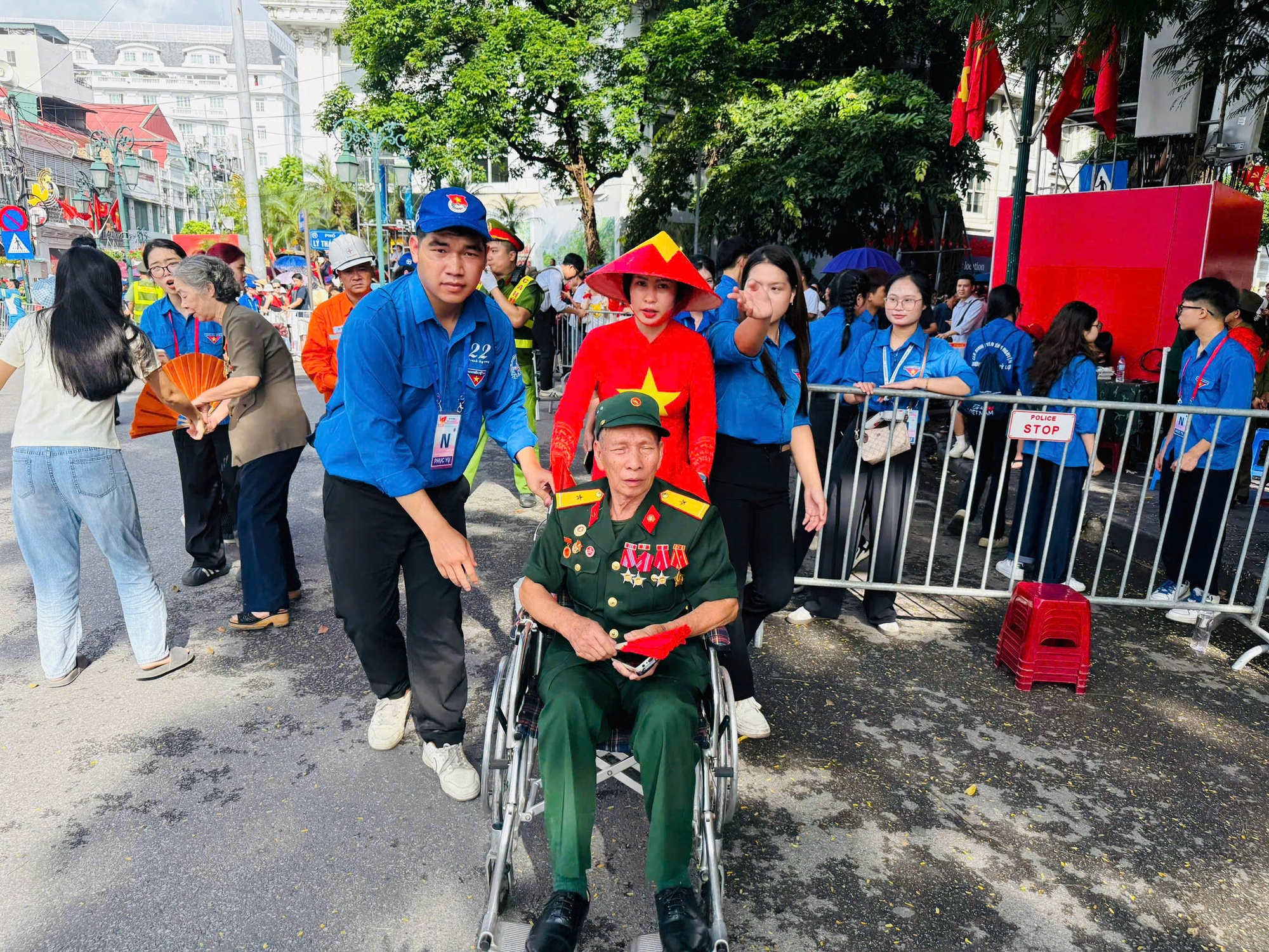Sức trẻ tình nguyện đồng hành cùng Lễ kỷ niệm diễu binh, diễu hành A80- Ảnh 6. Sức trẻ tình nguyện đồng hành cùng Lễ kỷ niệm diễu binh, diễu hành A80- Ảnh 6.
