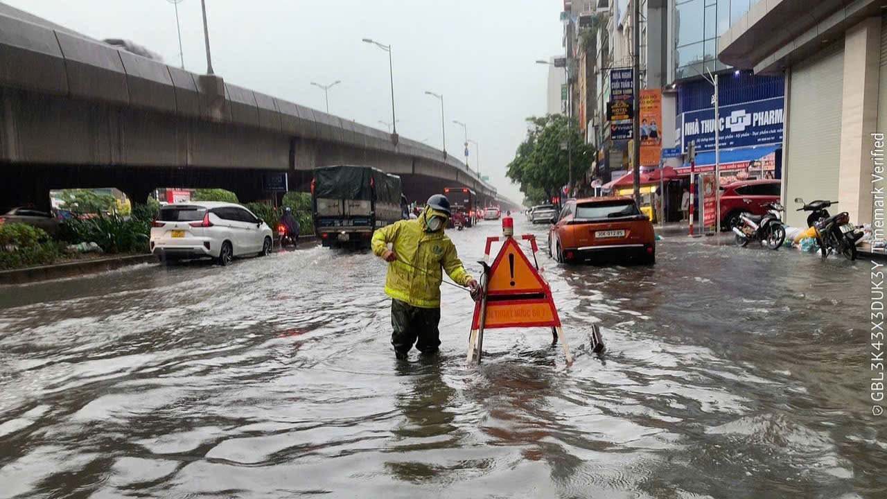 Hà Nội: Mưa lớn gây 65 điểm úng ngập - Ảnh 3. Hà Nội: Mưa lớn gây 65 điểm úng ngập - Ảnh 3.