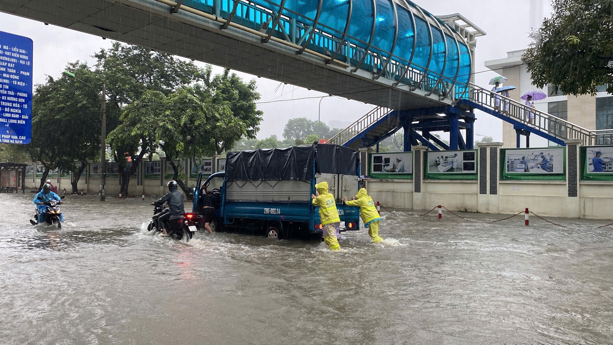 Hà Nội: Mưa lớn gây 65 điểm úng ngập - Ảnh 4. Hà Nội: Mưa lớn gây 65 điểm úng ngập - Ảnh 4.