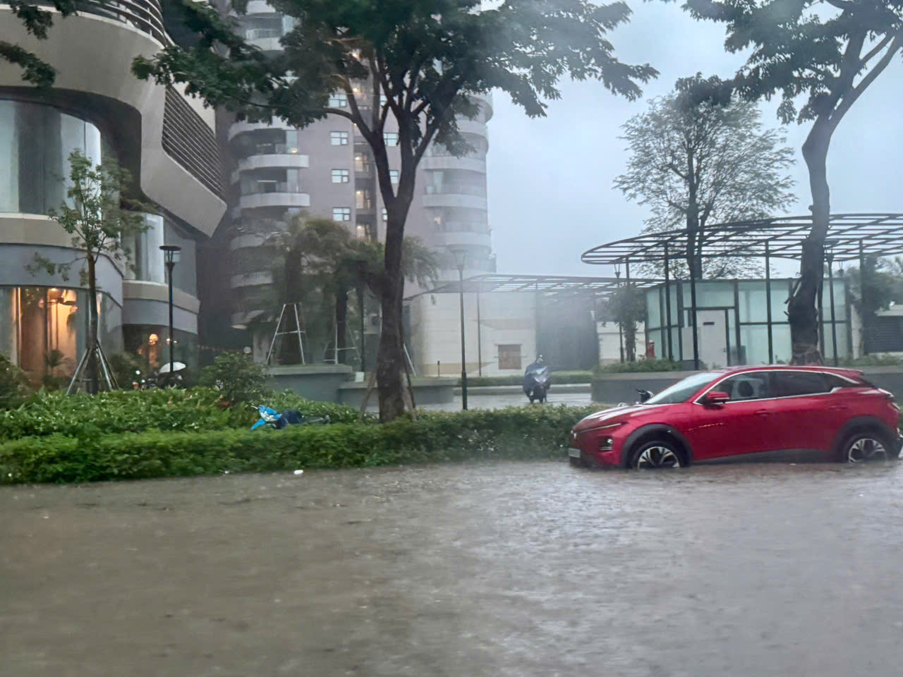Hà Nội: Mưa lớn gây 65 điểm úng ngập - Ảnh 1. Hà Nội: Mưa lớn gây 65 điểm úng ngập - Ảnh 1.