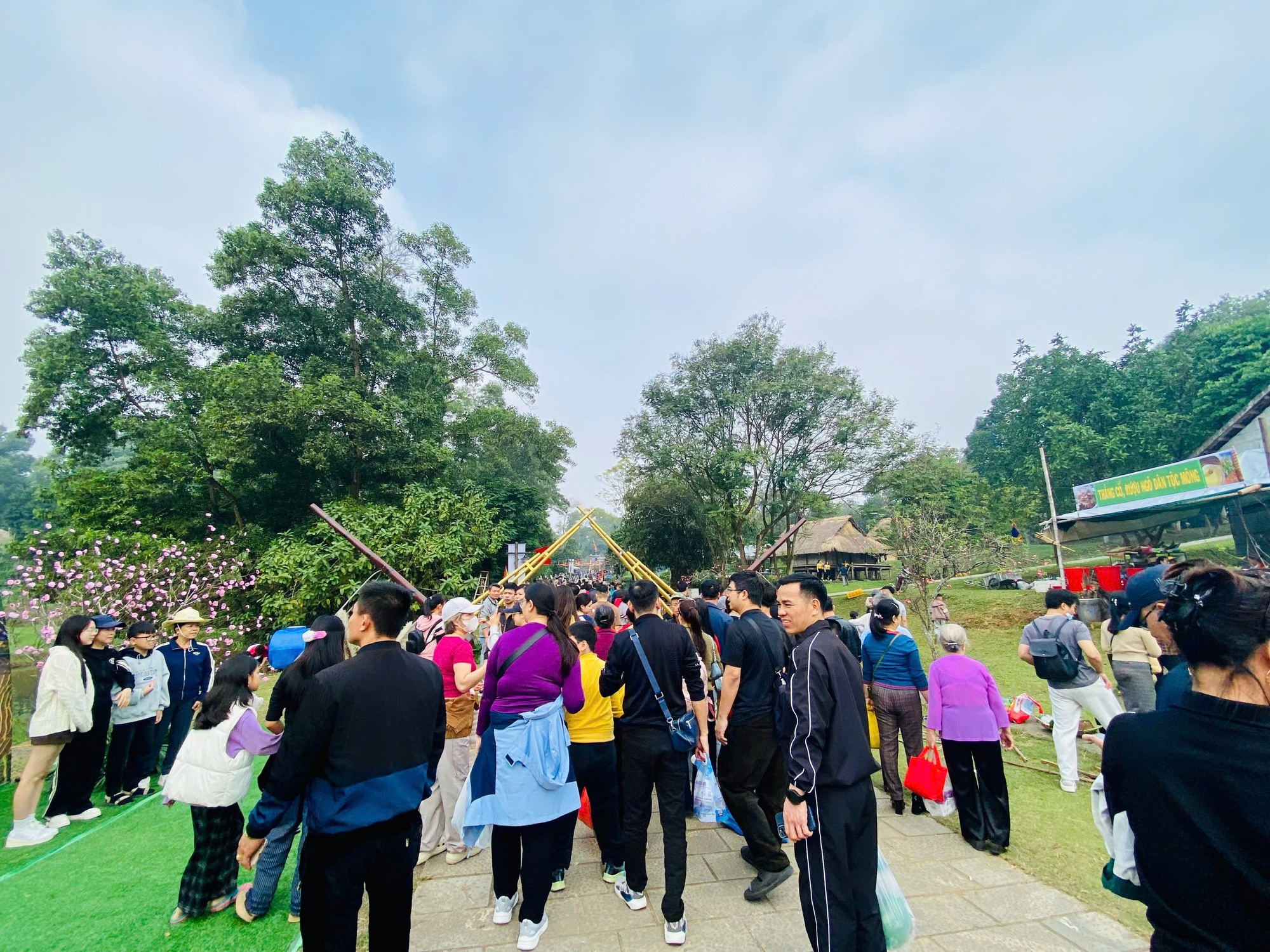 Người dân Thủ đô rộn ràng đón Tết Dương lịch 2026- Ảnh 7.