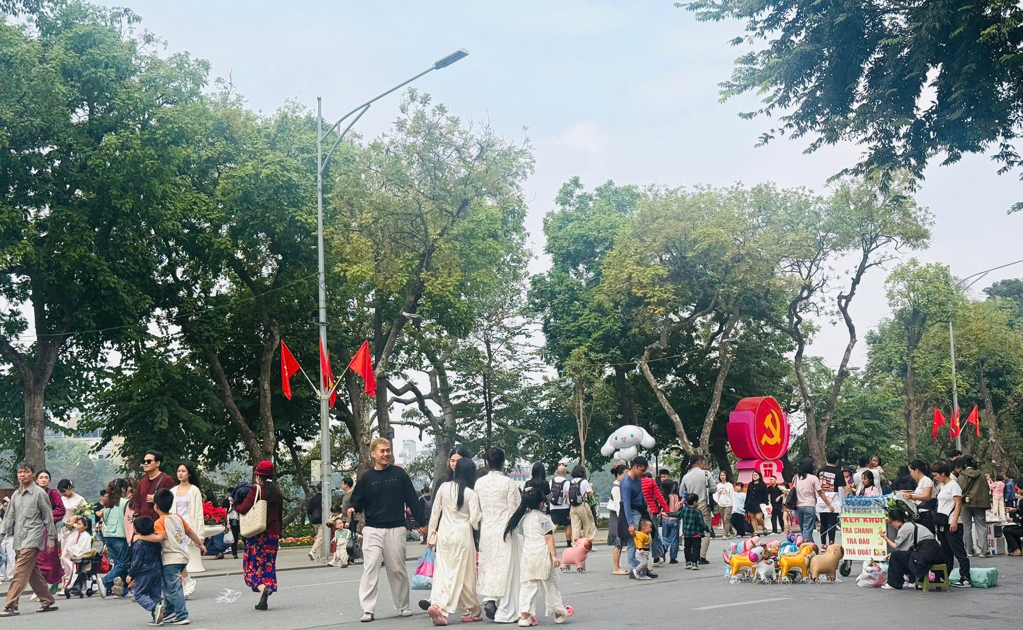 Người dân Thủ đô rộn ràng đón Tết Dương lịch 2026- Ảnh 5.