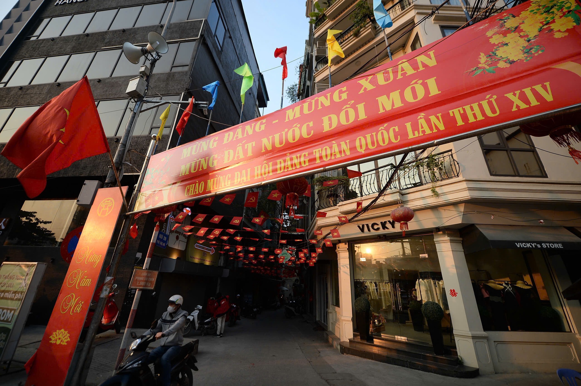 Hà Nội rợp cờ hoa đón chào Đại hội Đảng lần thứ XIV- Ảnh 17.