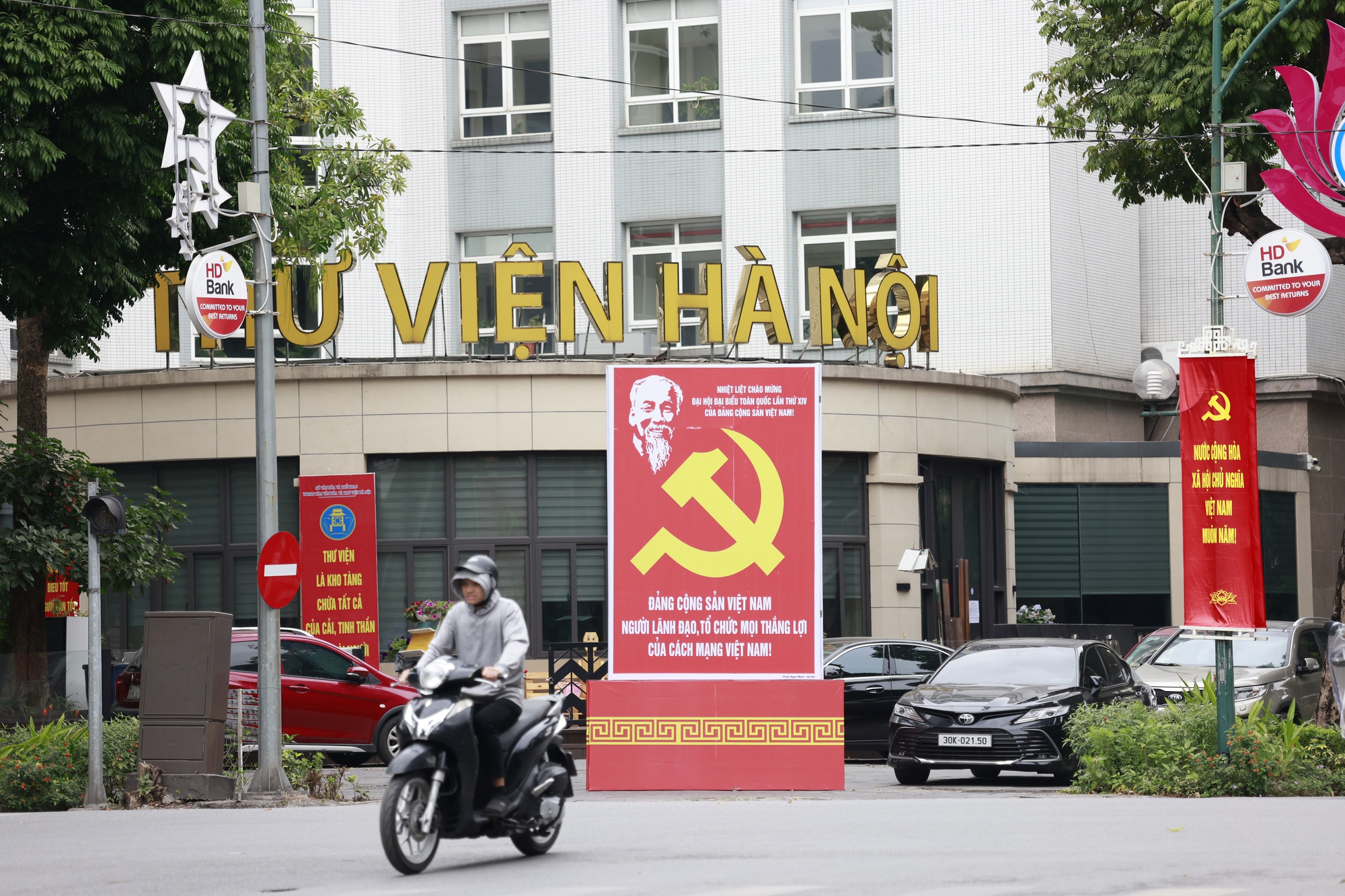 Hà Nội rợp cờ hoa đón chào Đại hội Đảng lần thứ XIV- Ảnh 15.