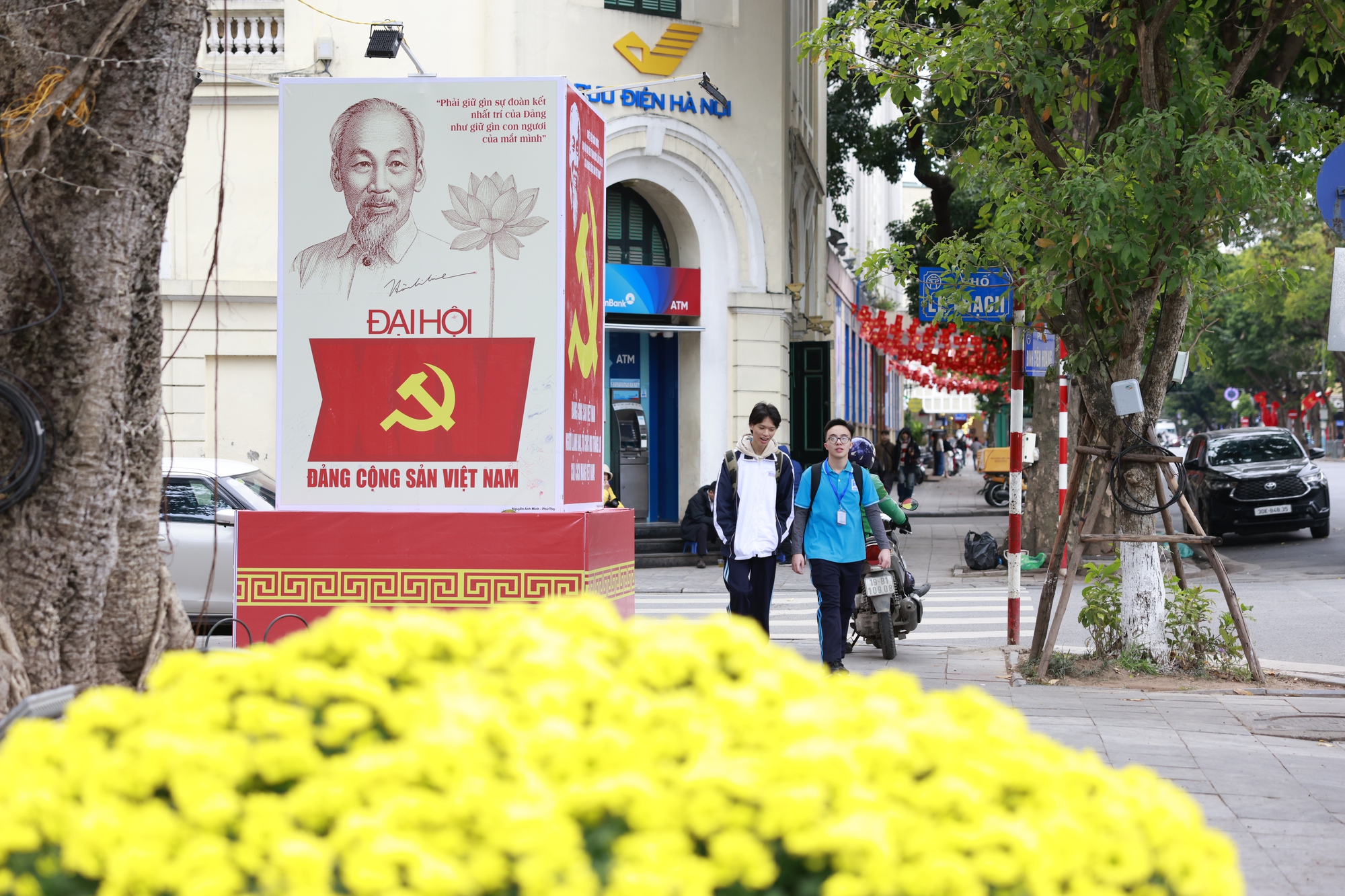 Hà Nội rợp cờ hoa đón chào Đại hội Đảng lần thứ XIV- Ảnh 6.