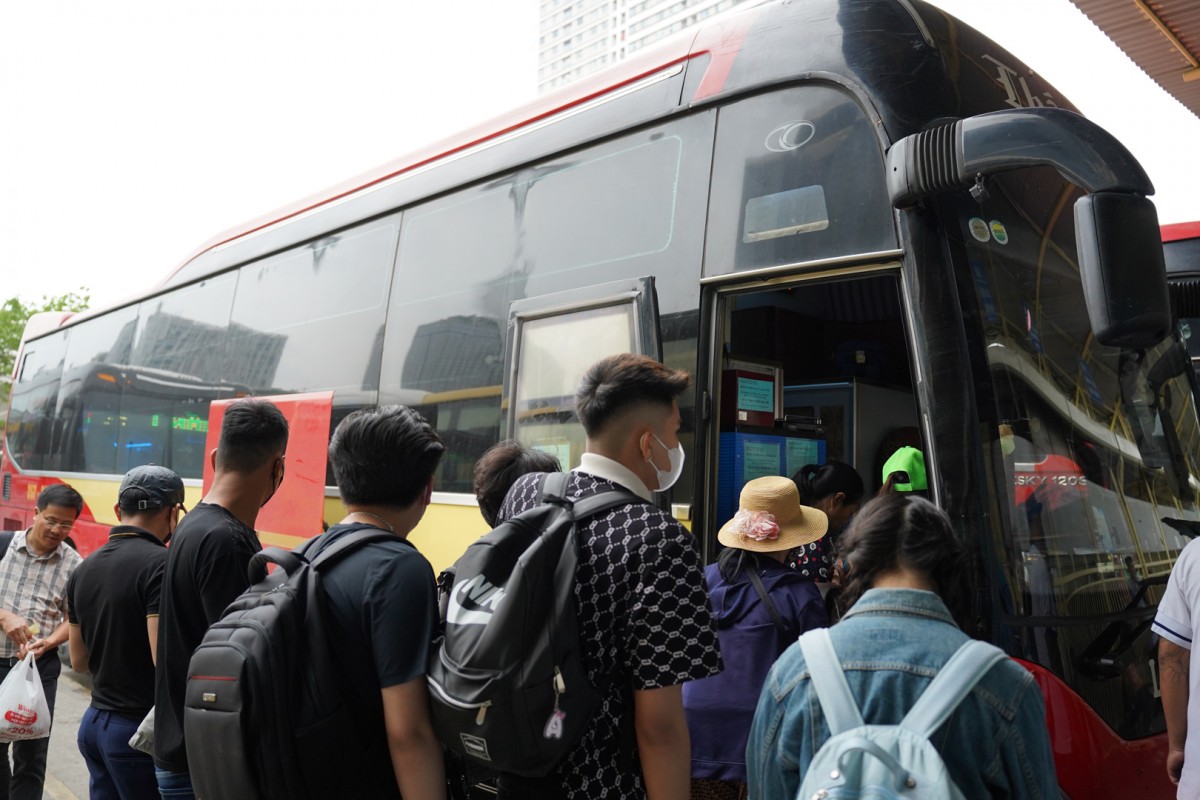 Hà Nội tăng cường hơn 2.400 xe phục vụ hành khách dịp Tết Nguyên đán- Ảnh 1.