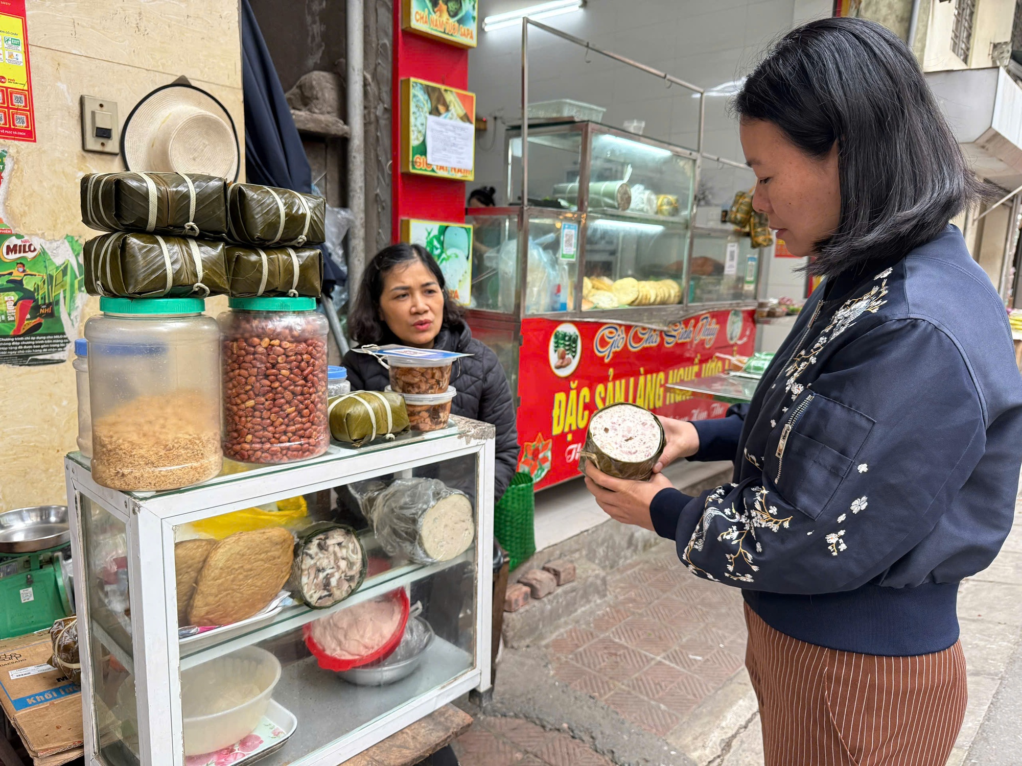 Chọn thực phẩm chế biến sẵn an toàn: Giữ trọn vị Xuân ngày Tết- Ảnh 1. Chọn thực phẩm chế biến sẵn an toàn: Giữ trọn vị Xuân ngày Tết- Ảnh 1.