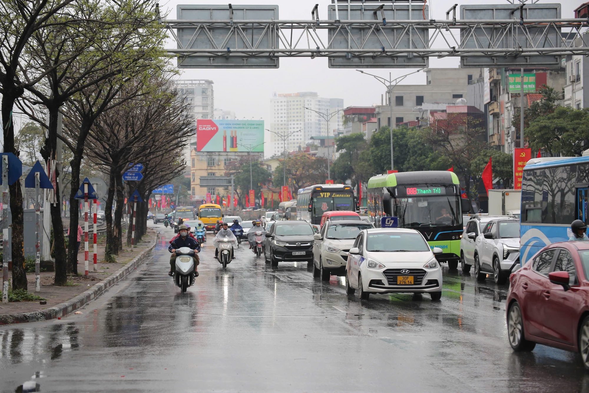 Sau kỳ nghỉ Tết kéo dài, Thủ đô nhộn nhịp đón dòng người quay trở lại- Ảnh 4.