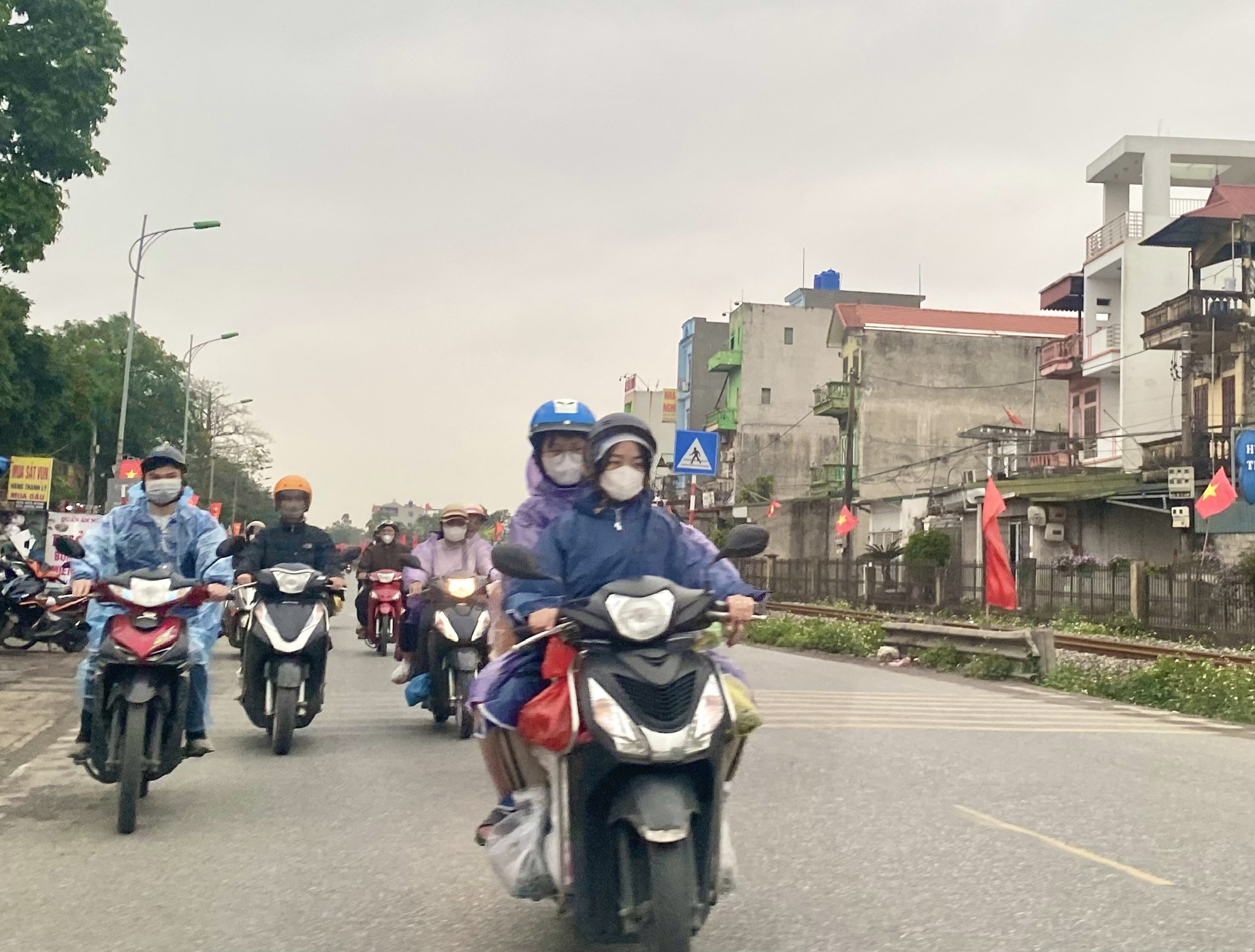 Sau kỳ nghỉ Tết kéo dài, Thủ đô nhộn nhịp đón dòng người quay trở lại- Ảnh 1.