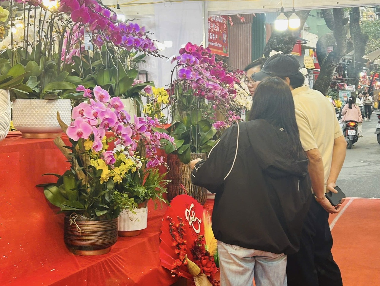 Độc đáo Chợ hoa Xuân Phố cổ Hà Nội đón Tết Bính Ngọ- Ảnh 4.