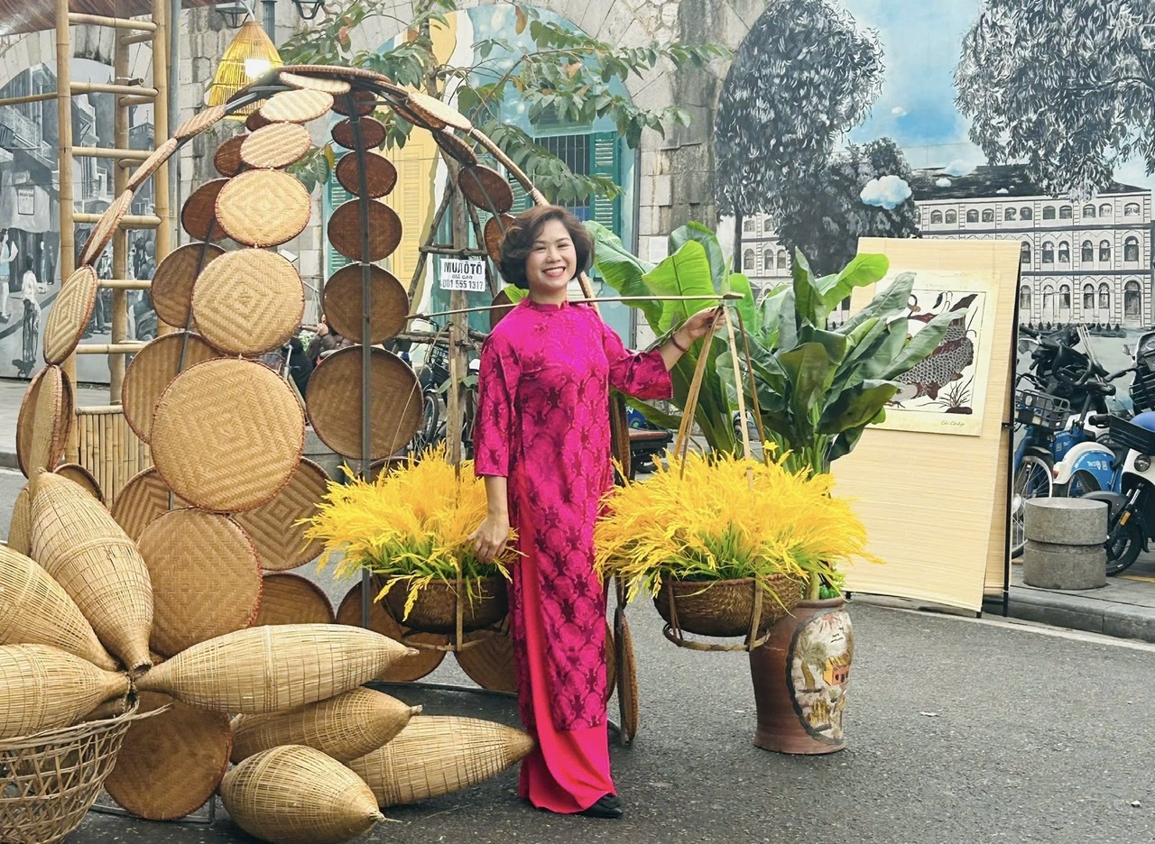 Độc đáo Chợ hoa Xuân Phố cổ Hà Nội đón Tết Bính Ngọ- Ảnh 3.