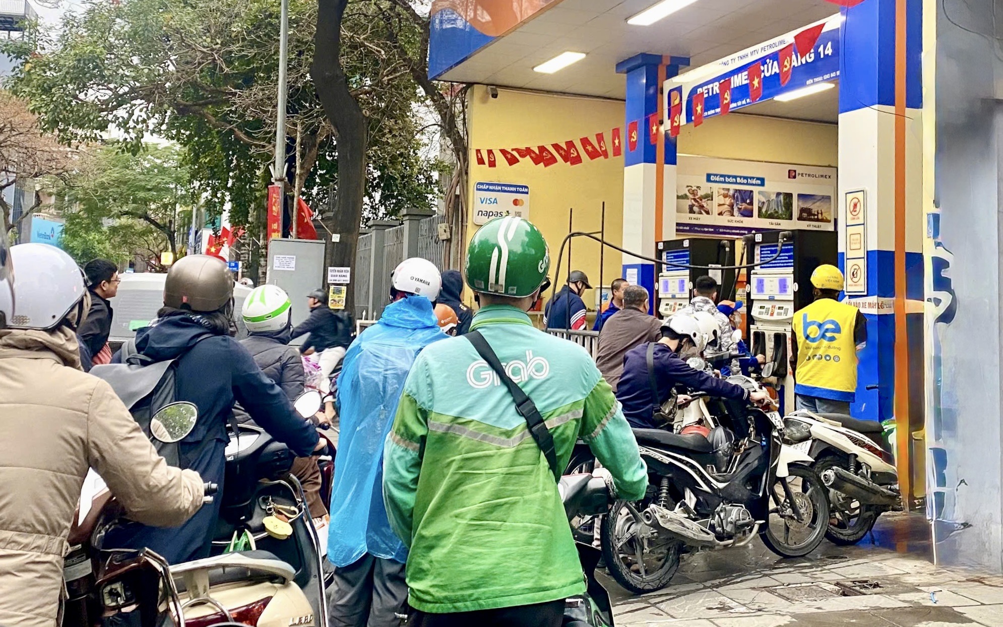 Hà Nội triển khai lộ trình kinh doanh xăng sinh học E10, E5- Ảnh 2. Bảo đảm nguồn xăng dầu, không để đứt gãy chuỗi cung ứng