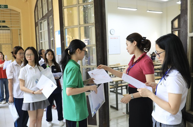 Hà Nội huy động hơn 2.000 cán bộ chấm thi tuyển sinh vào lớp 10- Ảnh 1. Hà Nội huy động hơn 2.000 cán bộ chấm thi tuyển sinh vào lớp 10- Ảnh 1.