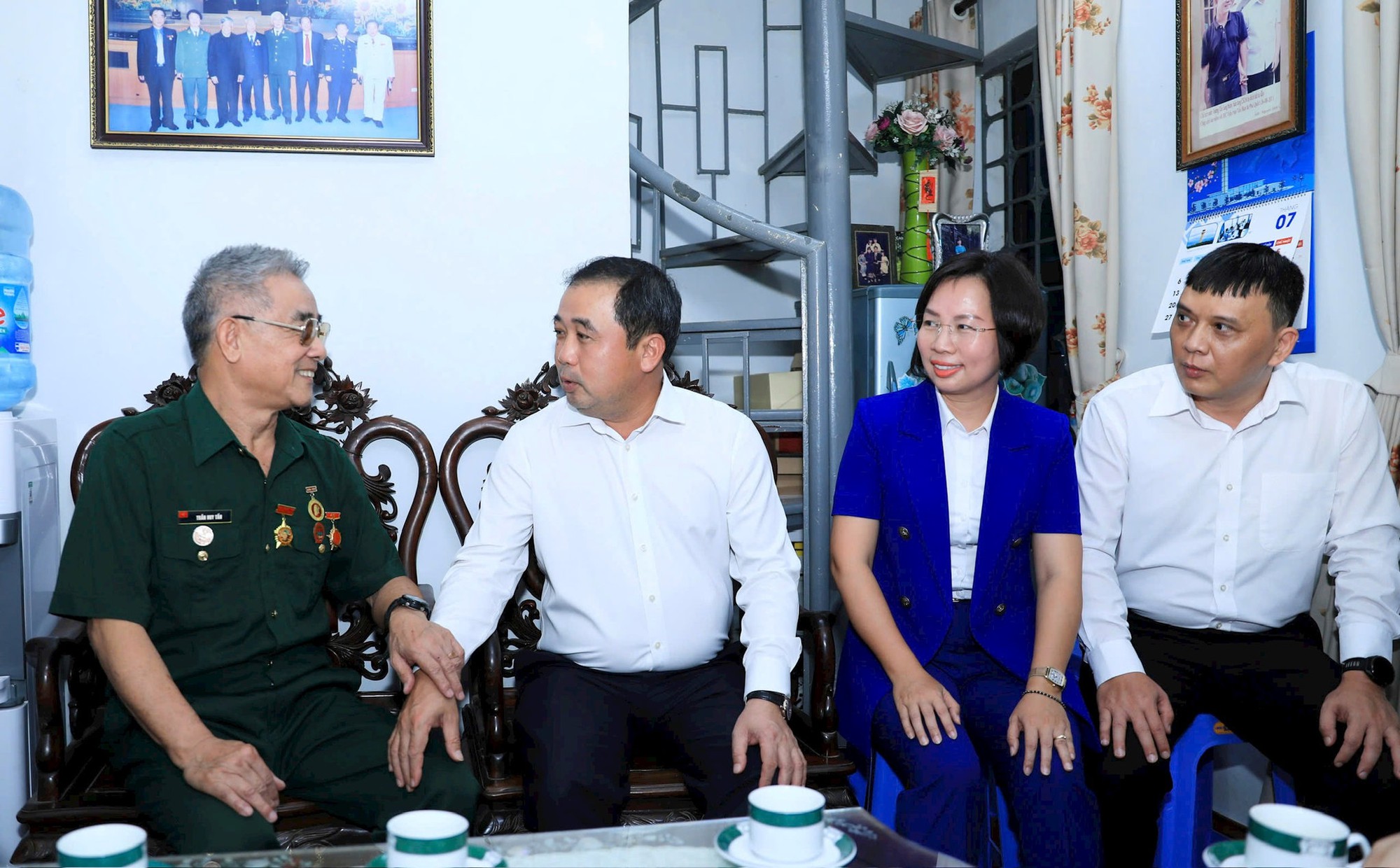 Bí thư Thành ủy Hà Nội Trần Đức Thắng thăm, tặng quà các thương binh tiêu biểu phường Hoàn Kiếm- Ảnh 2.
