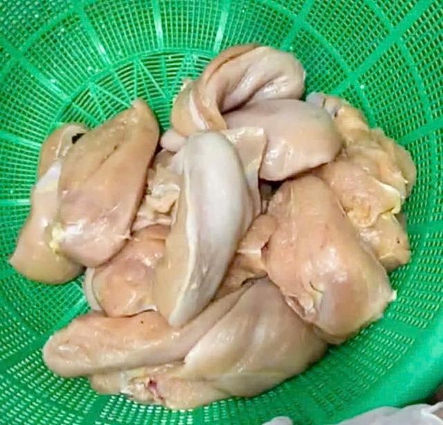 Kiểm tra, xử lý thông tin thực phẩm có dấu hiệu bất thường tại Trường Tiểu học Lê Trọng Tấn- Ảnh 1.