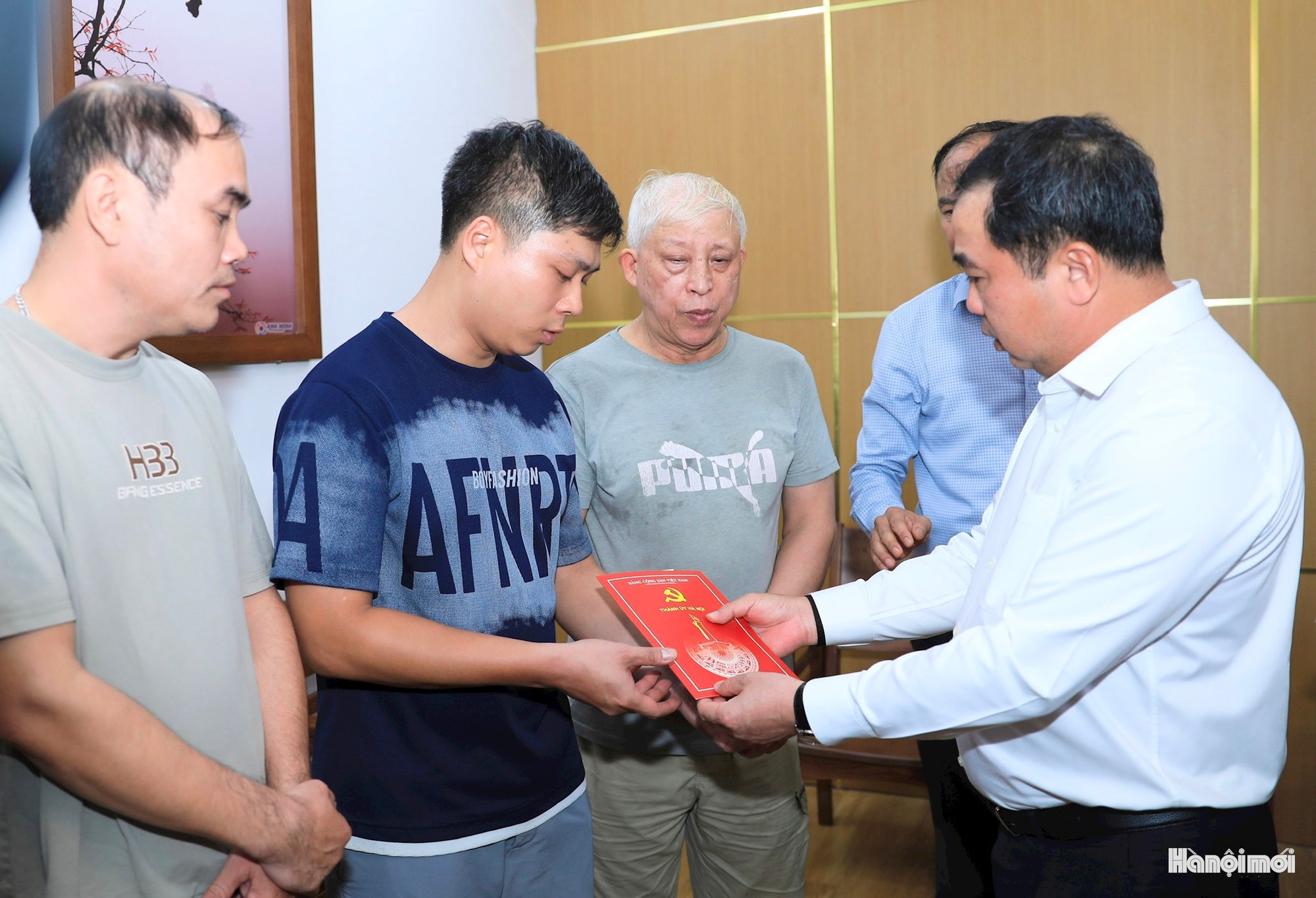 Bí thư Thành ủy Hà Nội thăm hỏi, động viên nạn nhân vụ cháy tại phường Tây Hồ- Ảnh 2.