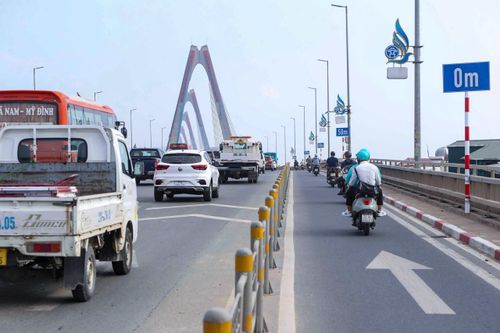 Hà Nội thí điểm giảm tốc độ làn ô tô sát dải phân cách trên cầu Nhật Tân- Ảnh 1.