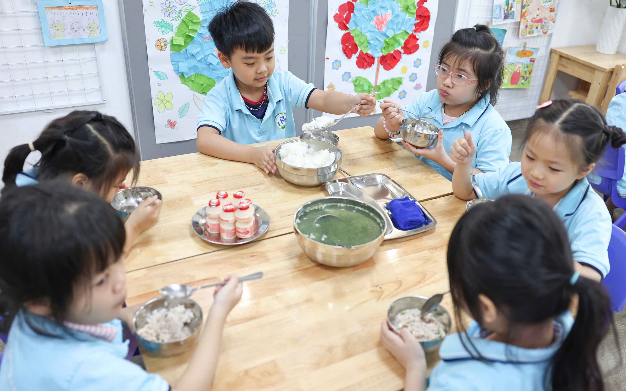 Thành ủy Hà Nội yêu cầu xác minh về hạn chế trong tổ chức bữa ăn bán trú