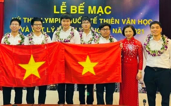 IOAA 2021: Hãy cùng chúc mừng đội tuyển Việt Nam tham gia IOAA 2021 với kết quả xuất sắc đạt được. Hàng chục quốc gia tham gia với nhiều tài năng trẻ, đặc biệt là các bạn học sinh Việt Nam đã thể hiện được trình độ cao trong khoa học thiên văn. Hãy cùng xem hình ảnh các thành viên đội tuyển cùng chiến thắng tại IOAA 2021!