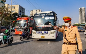 Hà Nội xử phạt hàng loạt xe khách chạy 'rùa bò'