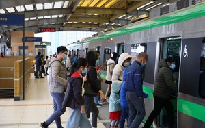 Tàu điện Cát Linh - Hà Đông thu hút đông đảo người dân trải nghiệm trong dịp Tết
