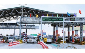 Hà Nội khẩn trương dán thẻ định danh ô tô để thu phí không dừng