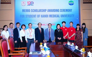 8 sinh viên xuất sắc của ĐH Y Hà Nội nhận học bổng MERRO