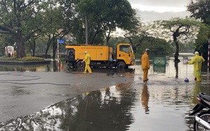 Hà Nội: Nhiều tuyến đường úng ngập sau cơn mưa lớn