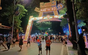 Phố đi bộ Thành cổ Sơn Tây thu hút đông đảo khách tham quan