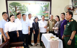 Lãnh đạo TP. Hà Nội đến thăm, tặng quà người có công, gia đình chính sách tiêu biểu