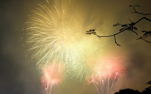 Pháo hoa rực rỡ trên bầu trời Thủ đô chào đón năm mới