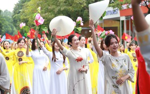 Hơn 1.000 phụ nữ Thủ đô tham gia đồng diễn áo dài tại phố đi bộ hồ Hoàn Kiếm