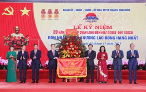 Quận Long Biên đón nhận Huân chương Lao động hạng Nhất
