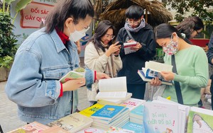 Ngày hội khuyến đọc tại Phố Sách Hà Nội thu hút đông đảo độc giả