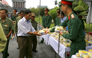 Tặng 80 nghìn suất quà cho khách tham quan Lăng Chủ tịch Hồ Chí Minh dịp nghỉ lễ