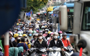 Hà Nội: Bến xe đông nghịt người dân về quê dịp nghỉ lễ