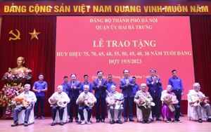 Trao Huy hiệu Đảng cho các đảng viên lão thành quận Hai Bà Trưng