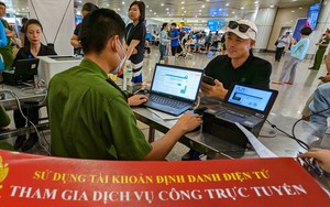 Công an TP. Hà Nội hỗ trợ người dân kích hoạt định danh điện tử tại sân bay Nội Bài