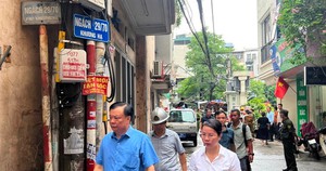 Bí thư Thành ủy Đinh Tiến Dũng kiểm tra hiện trường vụ cháy tại quận Thanh Xuân