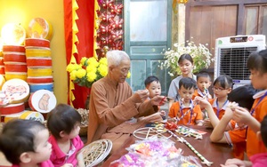 Trẻ em thích thú với đồ chơi Trung thu truyền thống tại Hoàng thành Thăng Long