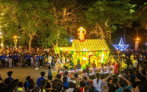 Khách quốc tế thích thú với đèn Trung thu tại Festival Thu Hà Nội