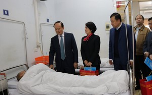 Chủ tịch HĐND TP Hà Nội thăm, tặng quà cho bệnh nhân tại Bệnh viện Ung bướu Hà Nội