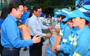 ‘Hoa về trên phố’ - món quà thanh niên Thủ đô tặng nữ công nhân môi trường