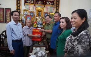 Thăm, tặng quà thương binh, cựu chiến binh tham gia giải phóng Thủ đô